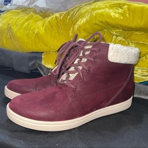 **NEVER WORN**Clarks maroon booties